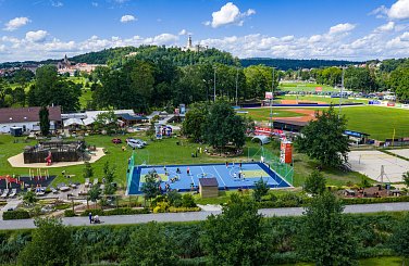 V Parku Hluboká vzniklo moderní hřiště pro sport bez bariér