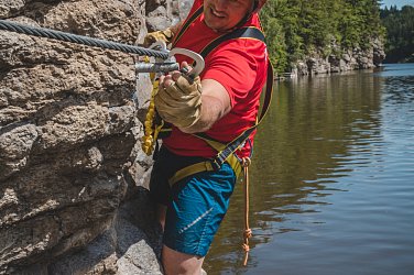 Půjčte si u nás ferrata set a vyražte na Ferrata Hluboká
