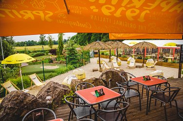STYLOVÝ KOKTEJLOVÝ BAR A PLÁŽ