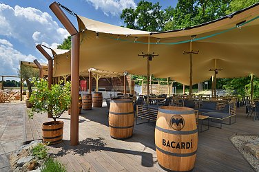 STYLOVÝ KOKTEJLOVÝ BAR A PLÁŽ