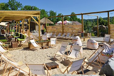 STYLOVÝ KOKTEJLOVÝ BAR A PLÁŽ