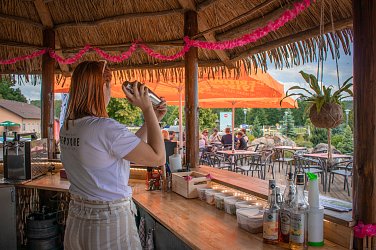 Areálový koktejl bar v novém stylu