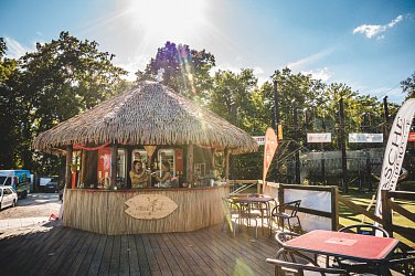 STYLOVÝ KOKTEJLOVÝ BAR A PLÁŽ