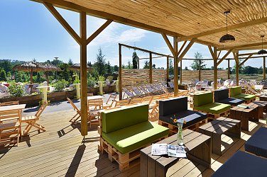 STYLOVÝ KOKTEJLOVÝ BAR A PLÁŽ