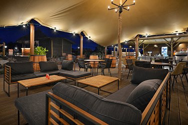 STYLOVÝ KOKTEJLOVÝ BAR A PLÁŽ