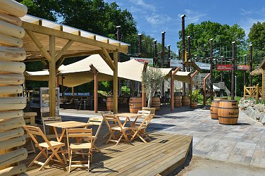 STYLOVÝ KOKTEJLOVÝ BAR A PLÁŽ